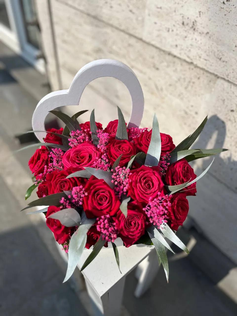 Red roses in a heart-shaped box | ծաղիկներ, ծաղկեպսակներ, բույսեր Երևան
