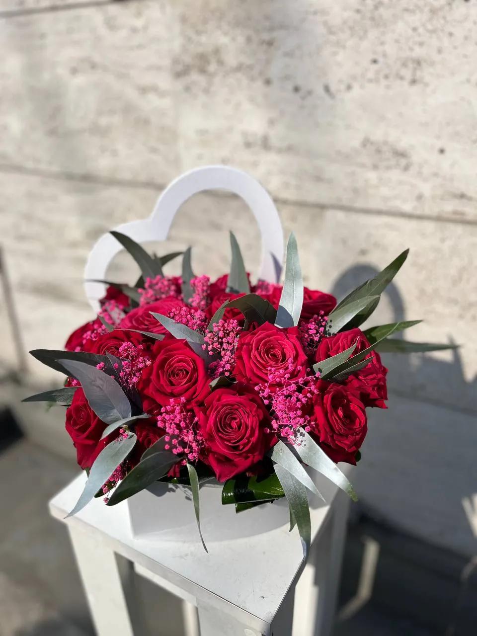 Red roses in a heart-shaped box | ծաղիկներ, ծաղկեպսակներ, բույսեր Երևան