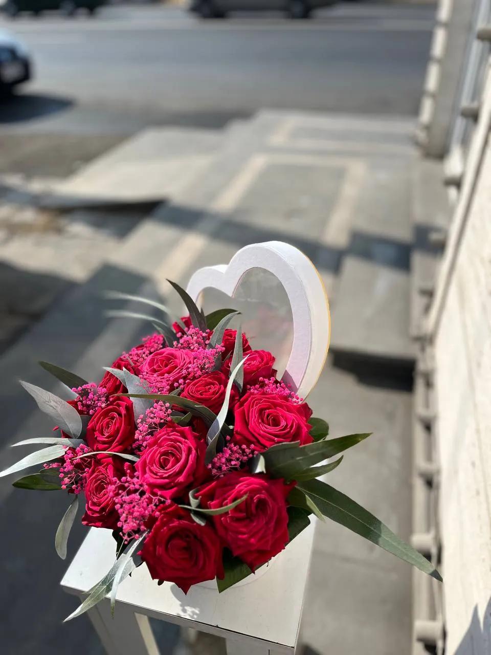 Red roses in a heart-shaped box | ծաղիկներ, ծաղկեպսակներ, բույսեր Երևան