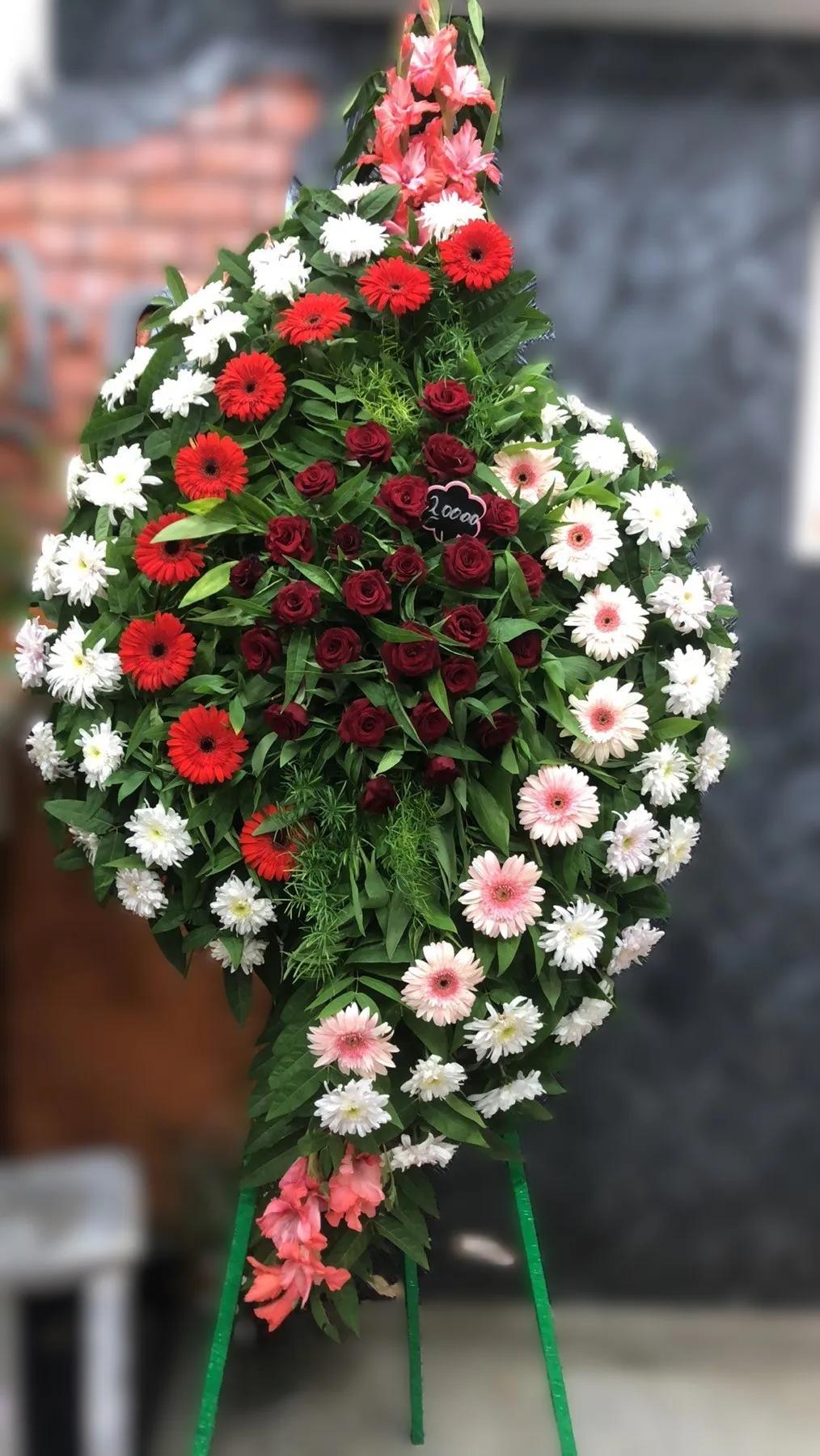Wreath with gerberas and burgundy roses | ծաղիկներ, ծաղկեպսակներ, բույսեր Երևան