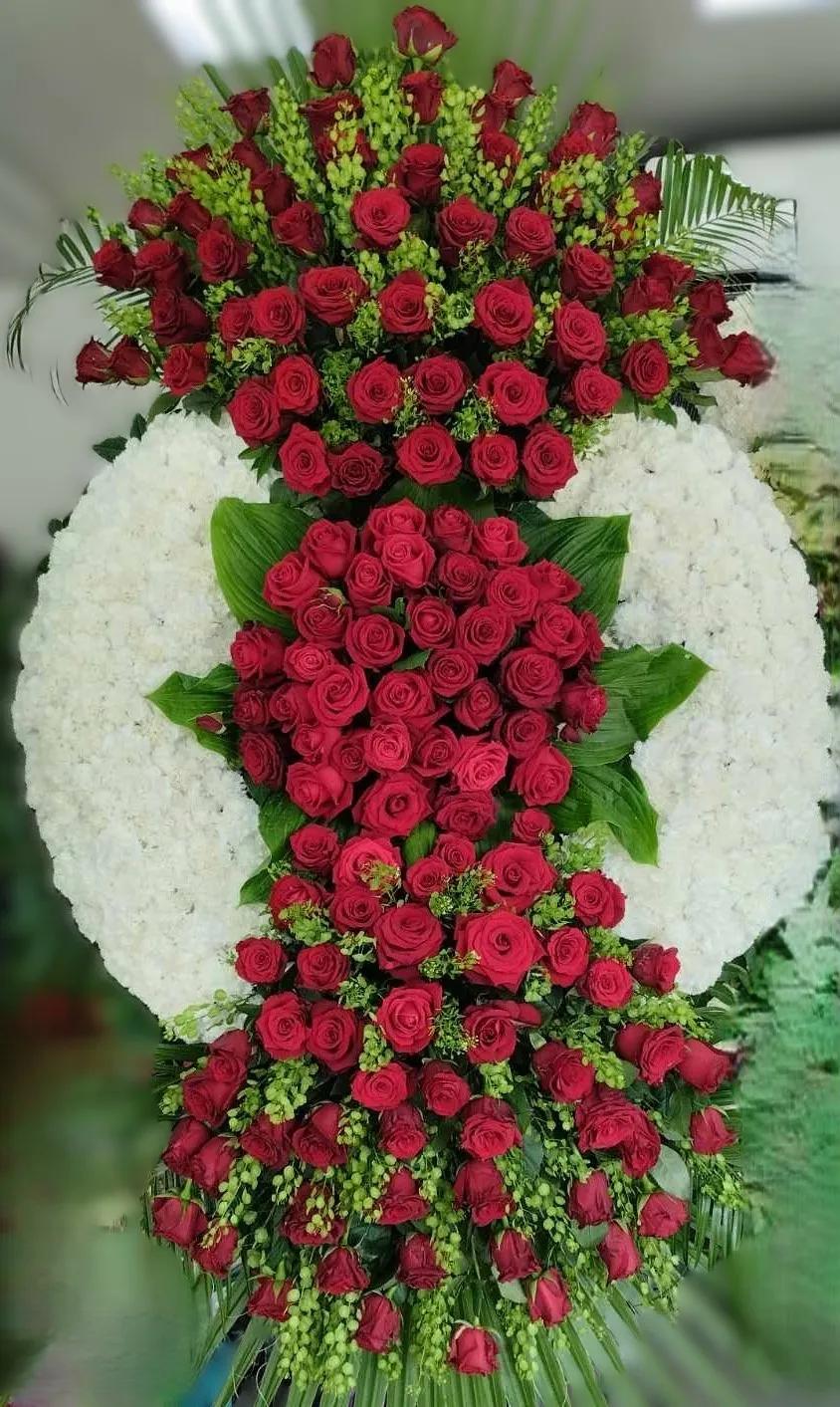 Wreath with red roses and white carnations | ծաղիկներ, ծաղկեպսակներ, բույսեր Երևան
