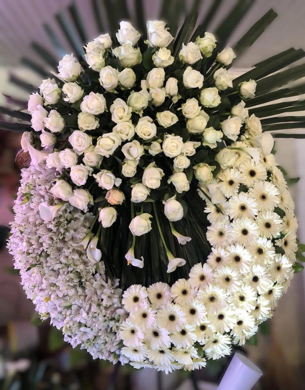 Wreath with white flowers | ծաղիկներ, ծաղկեպսակներ, բույսեր Երևան