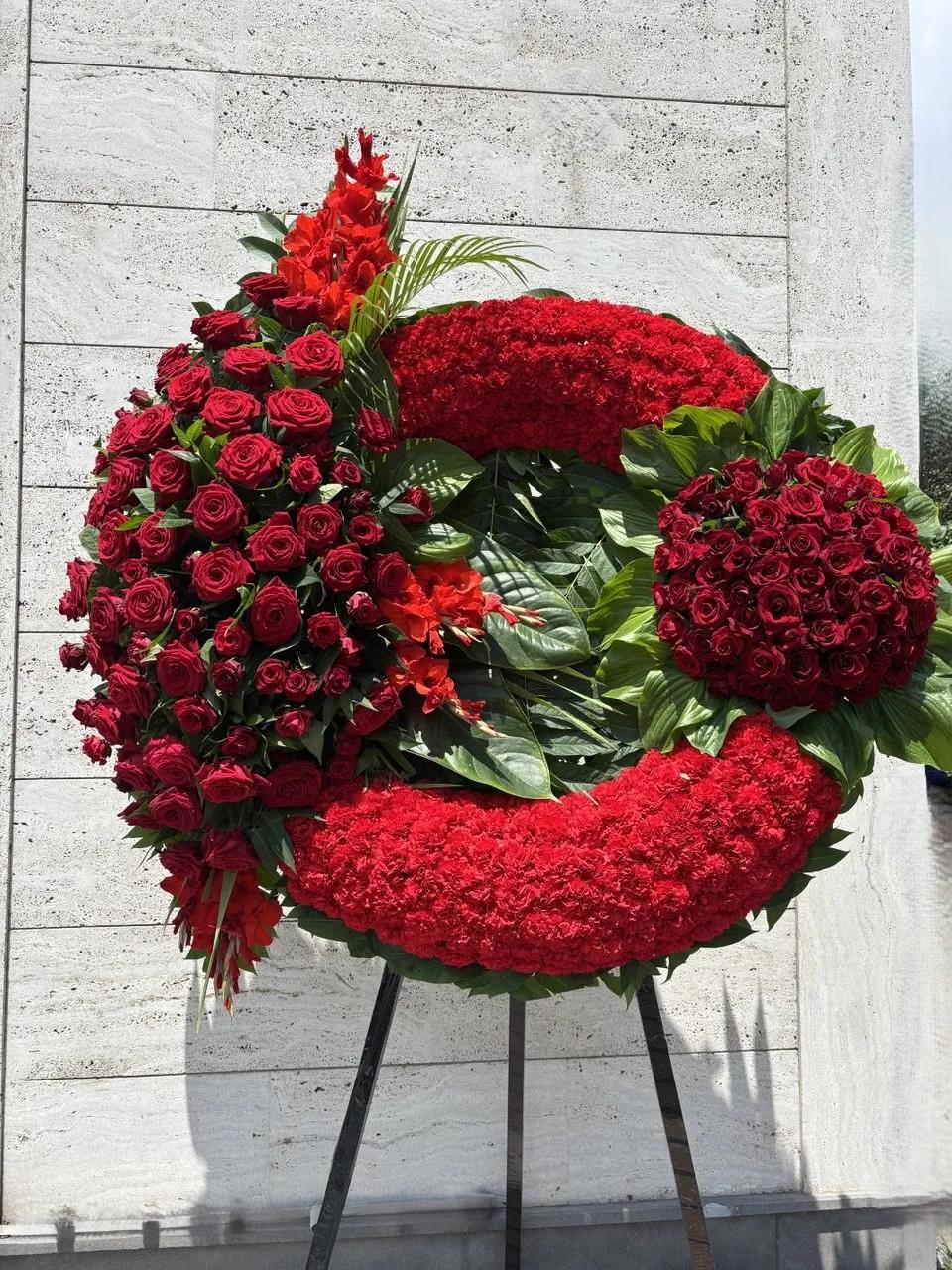 Wreath – Elegant Wreath with Red Roses | ծաղիկներ, ծաղկեպսակներ, բույսեր Երևան