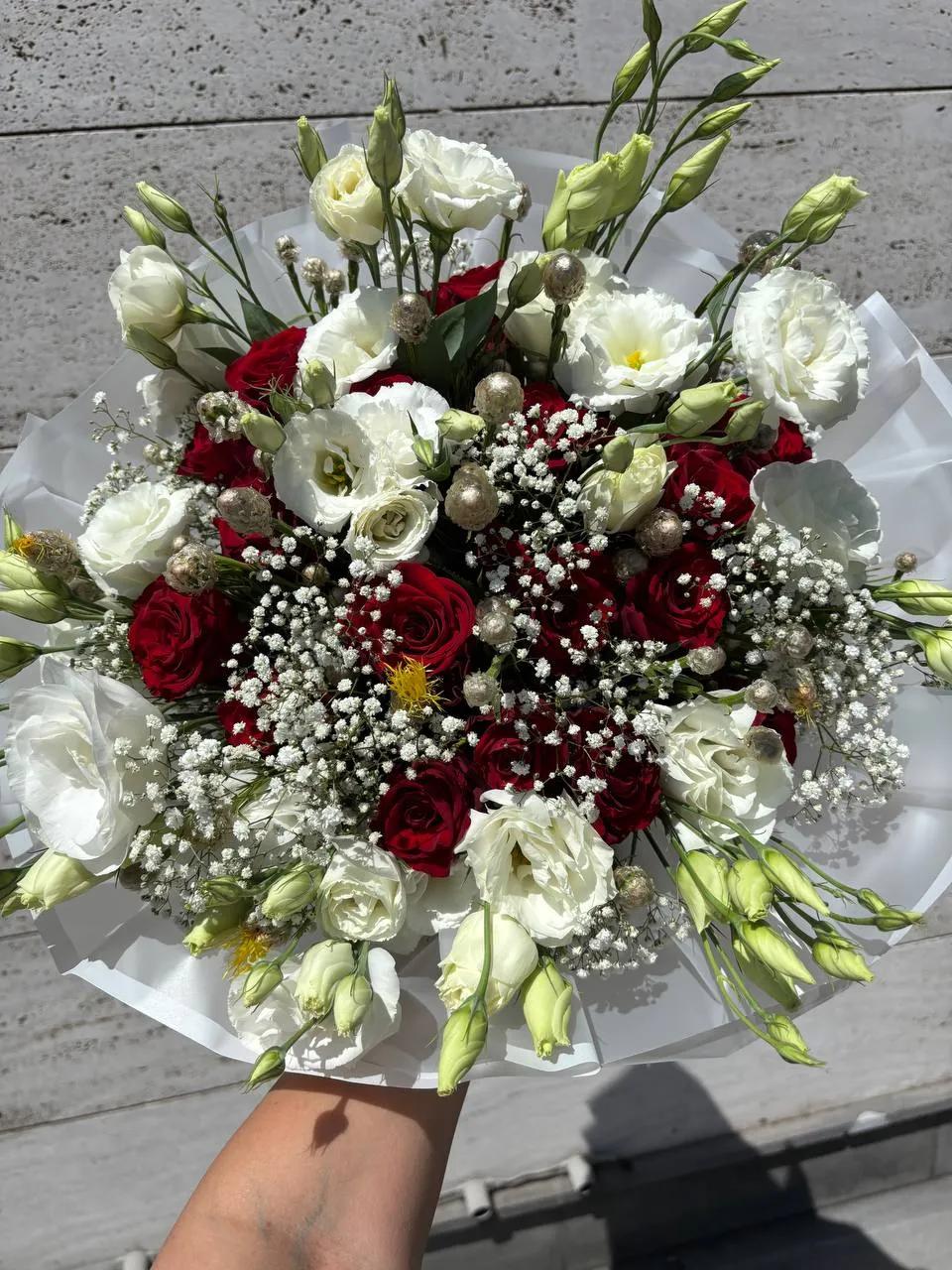 Bouquet with roses and lisianthus | ծաղիկներ, ծաղկեպսակներ, բույսեր Երևան