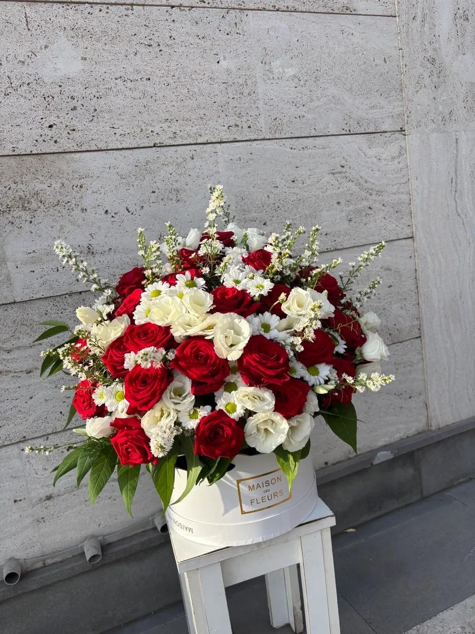 Lisianthus and roses in a box | ծաղիկներ, ծաղկեպսակներ, բույսեր Երևան