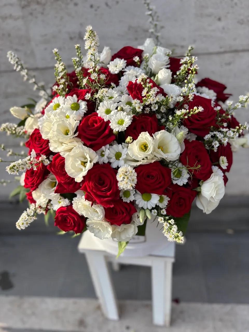 Lisianthus and roses in a box | ծաղիկներ, ծաղկեպսակներ, բույսեր Երևան