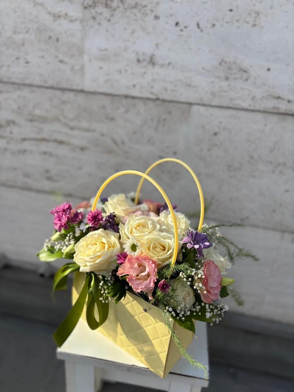 Lisianthus and roses in a box | ծաղիկներ, ծաղկեպսակներ, բույսեր Երևան