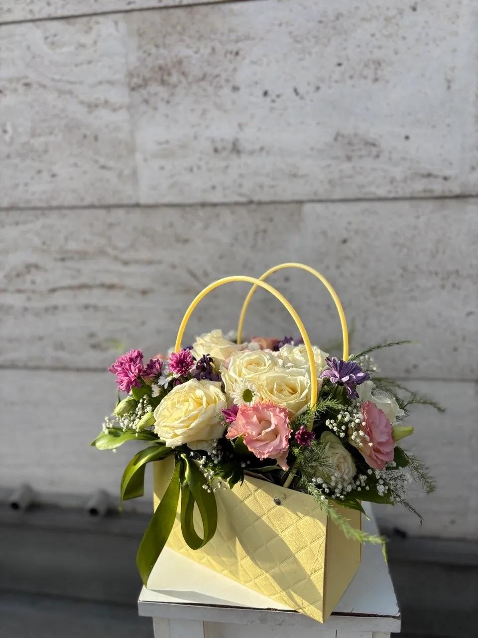Lisianthus and roses in a box | ծաղիկներ, ծաղկեպսակներ, բույսեր Երևան