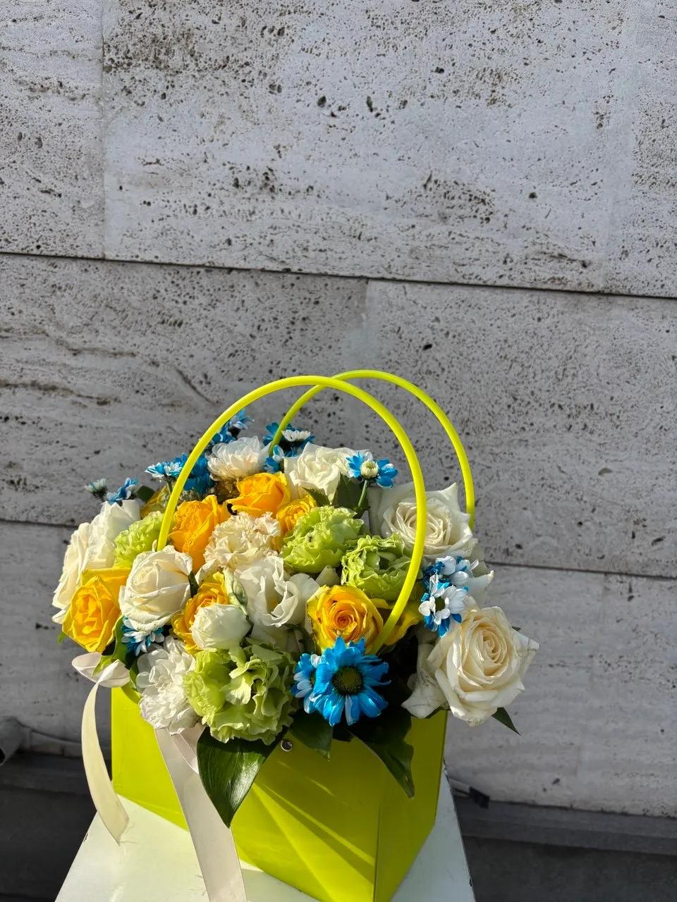 Lisianthus and roses in a box | ծաղիկներ, ծաղկեպսակներ, բույսեր Երևան