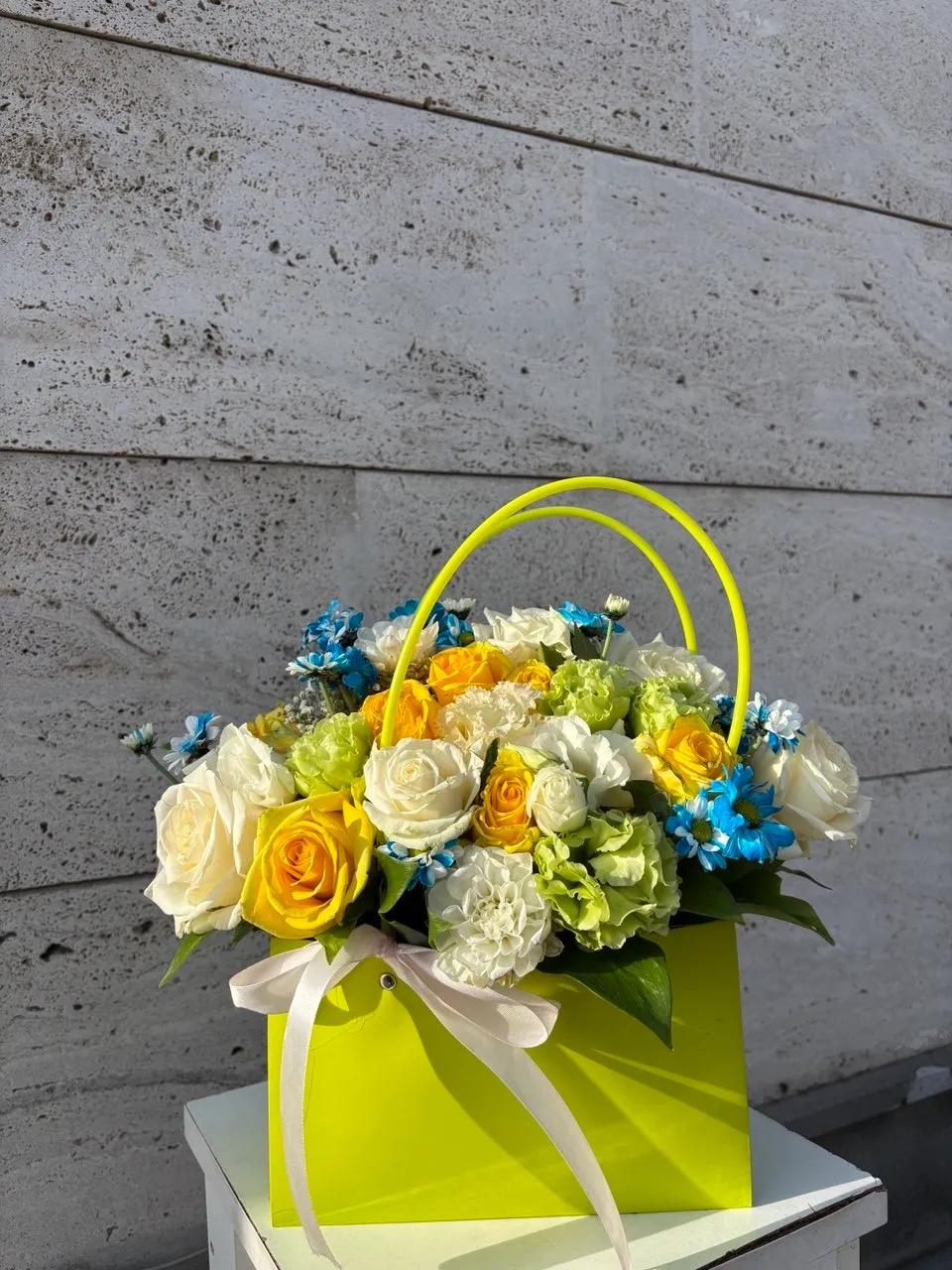 Lisianthus and roses in a box | ծաղիկներ, ծաղկեպսակներ, բույսեր Երևան
