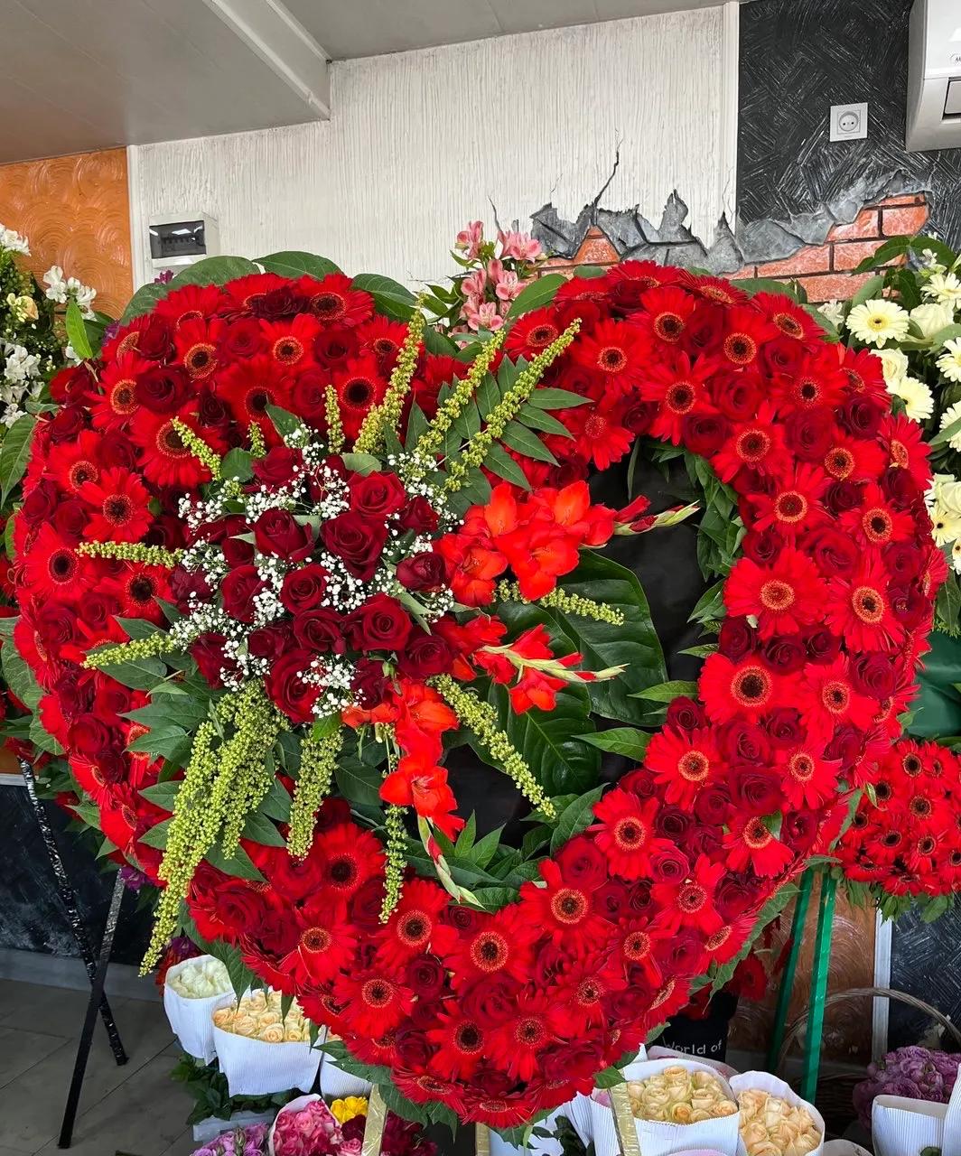 Wreath made with heart shaped design | ծաղիկներ, ծաղկեպսակներ, բույսեր Երևան