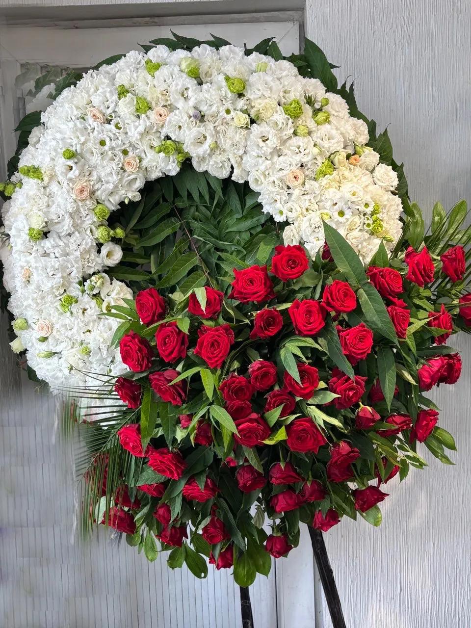 Wreath with fresh red roses and white flowers | ծաղիկներ, ծաղկեպսակներ, բույսեր Երևան