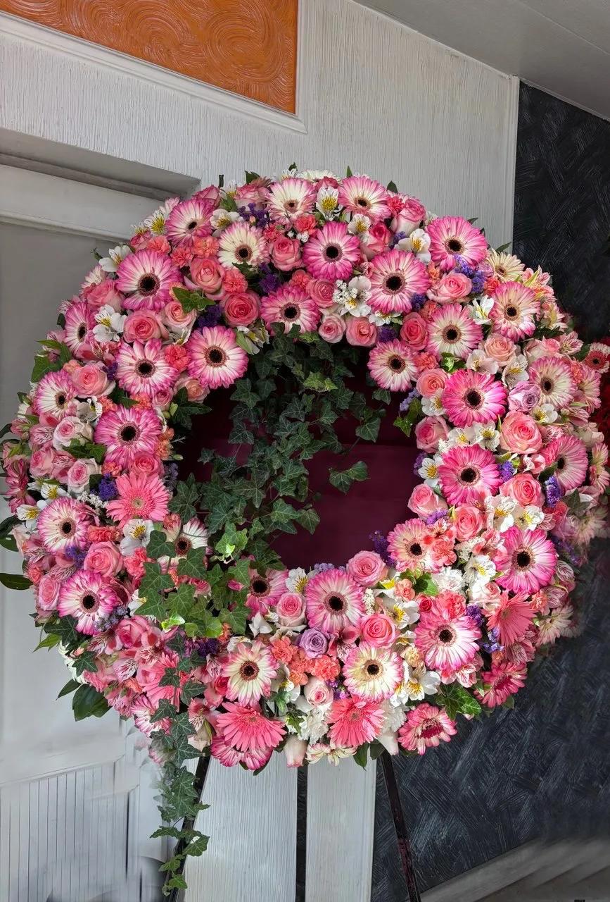 Wreath: A gorgeous flower arrangement | ծաղիկներ, ծաղկեպսակներ, բույսեր Երևան