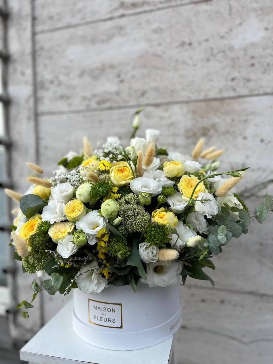 Roses and lisianthus in a box | ծաղիկներ, ծաղկեպսակներ, բույսեր Երևան