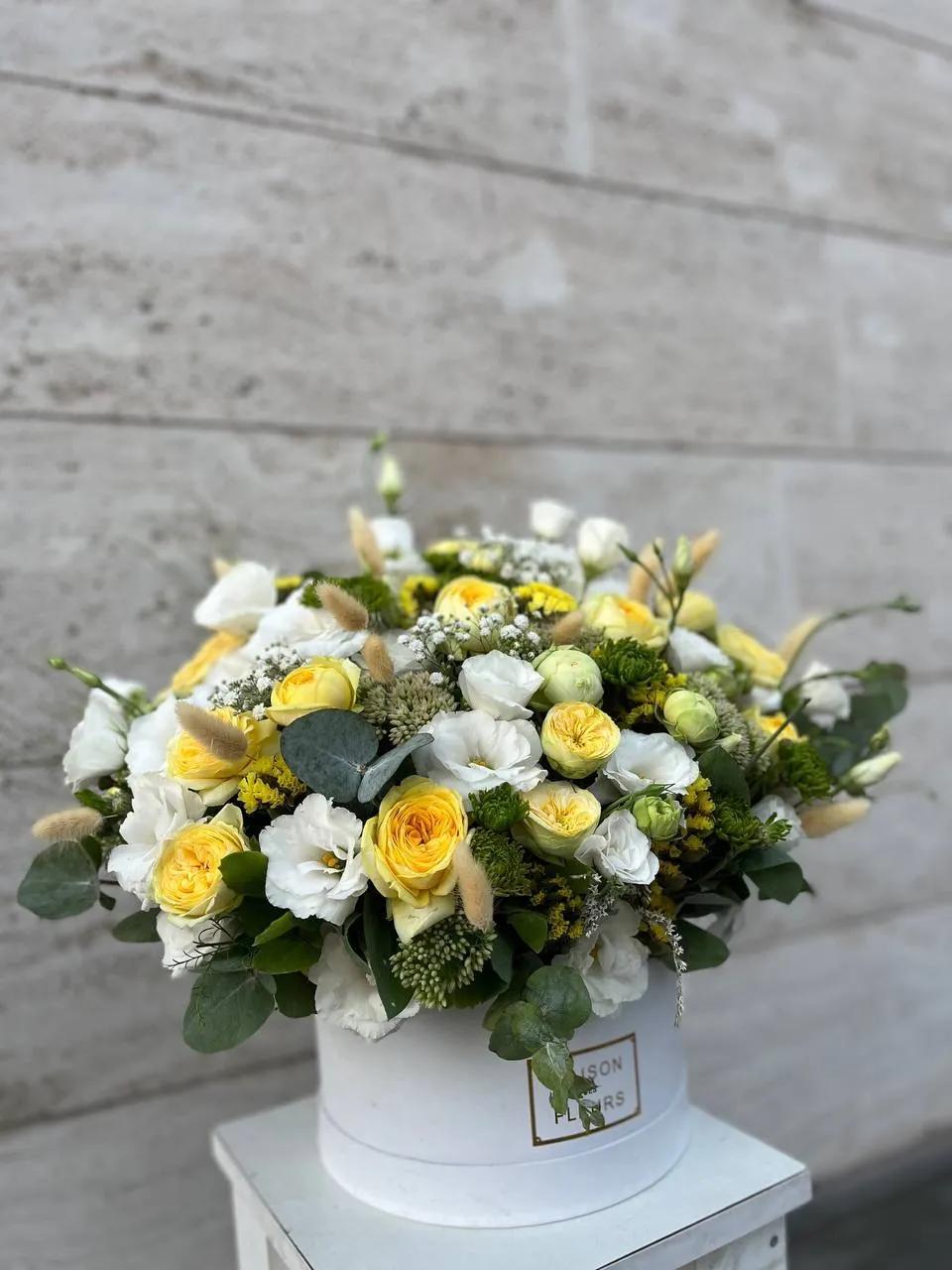 Roses and lisianthus in a box | ծաղիկներ, ծաղկեպսակներ, բույսեր Երևան