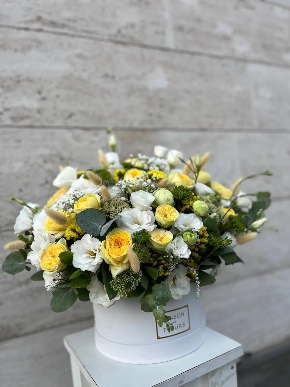 Roses and lisianthus in a box | ծաղիկներ, ծաղկեպսակներ, բույսեր Երևան