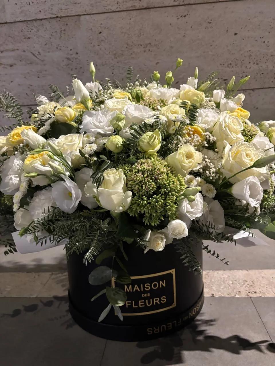 Roses and lisianthus in a box | ծաղիկներ, ծաղկեպսակներ, բույսեր Երևան