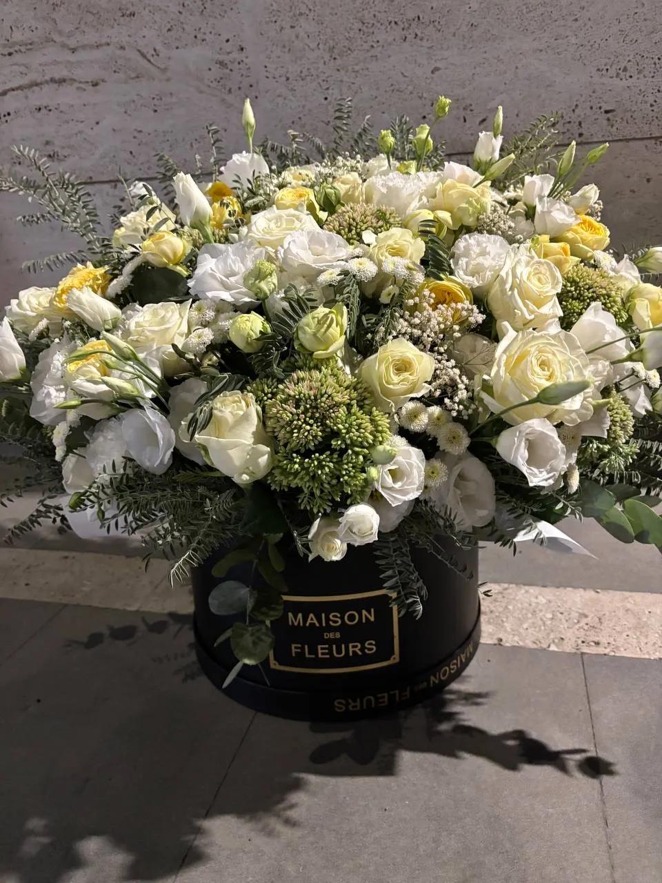 Roses and lisianthus in a box | ծաղիկներ, ծաղկեպսակներ, բույսեր Երևան