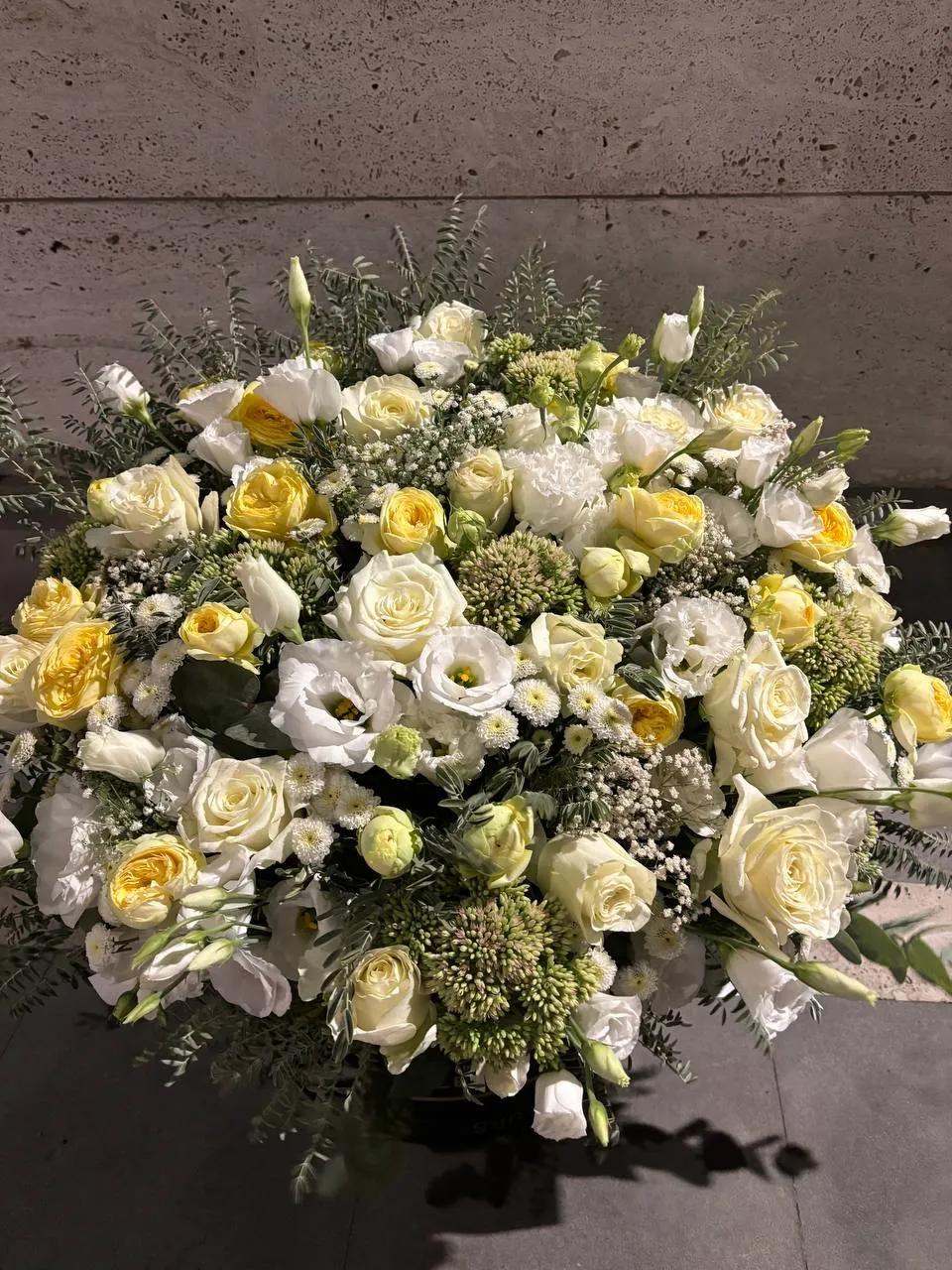 Roses and lisianthus in a box | ծաղիկներ, ծաղկեպսակներ, բույսեր Երևան