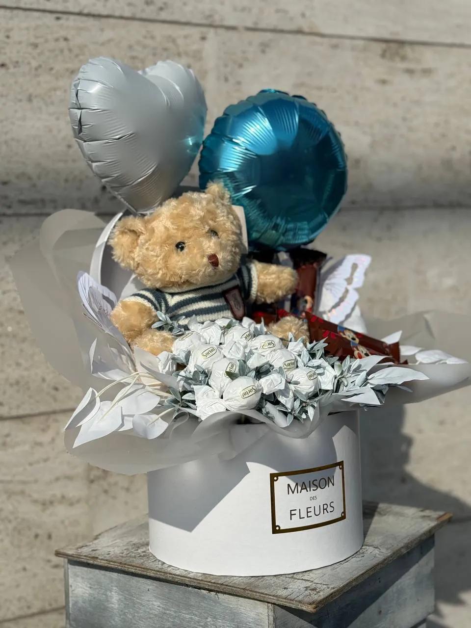 Premium Sweet Gift in White Packaging | ծաղիկներ, ծաղկեպսակներ, բույսեր Երևան