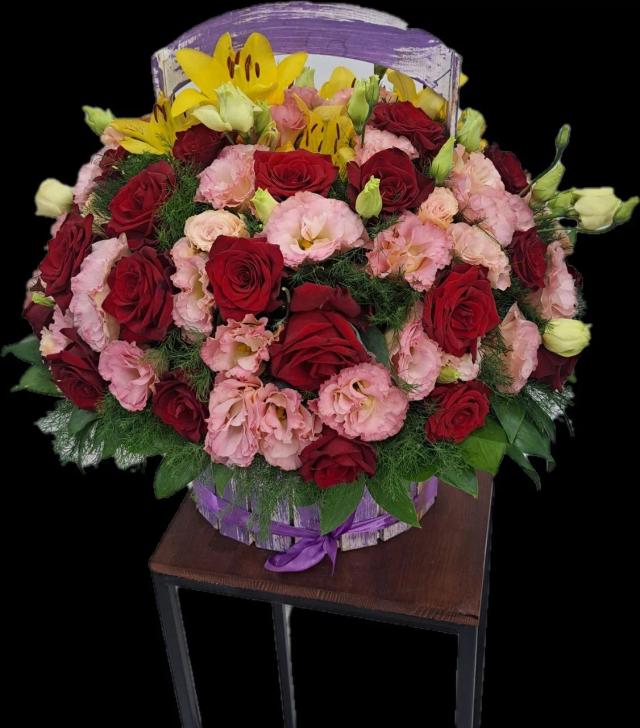 Roses and lisianthus in a basket | ծաղիկներ, ծաղկեպսակներ, բույսեր - առաքում Երևան