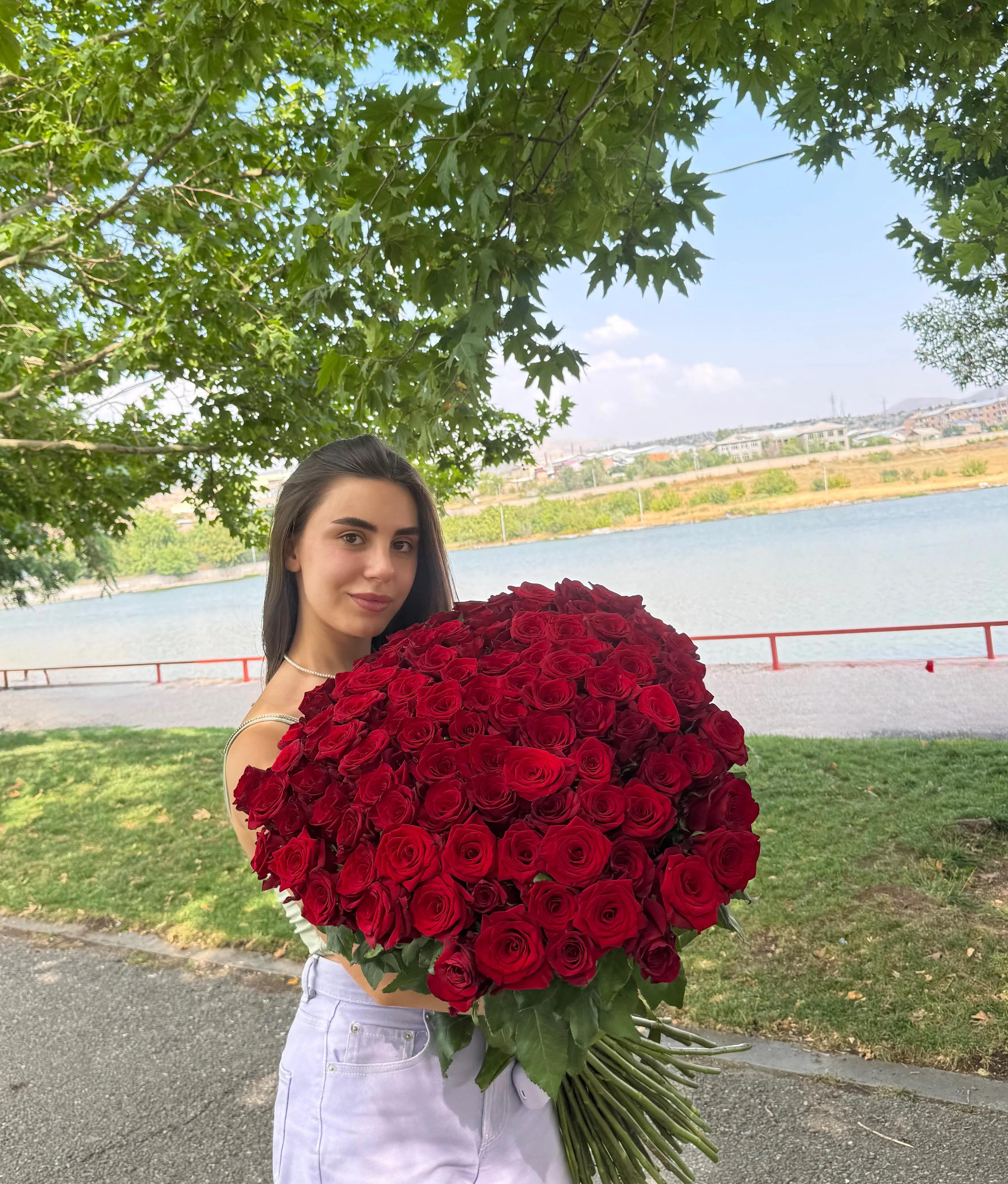 A bouquet of luxurious roses | ծաղիկներ, ծաղկեպսակներ, բույսեր - առաքում Երևան