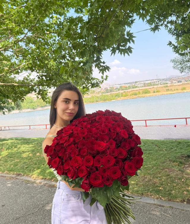 A bouquet of luxurious roses | ծաղիկներ, ծաղկեպսակներ, բույսեր - առաքում Երևան