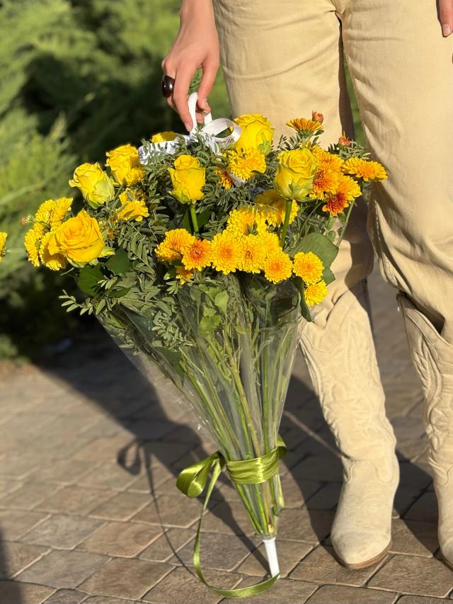 A bouquet of flowers in a raincoat | ծաղիկներ, ծաղկեպսակներ, բույսեր - առաքում Երևան
