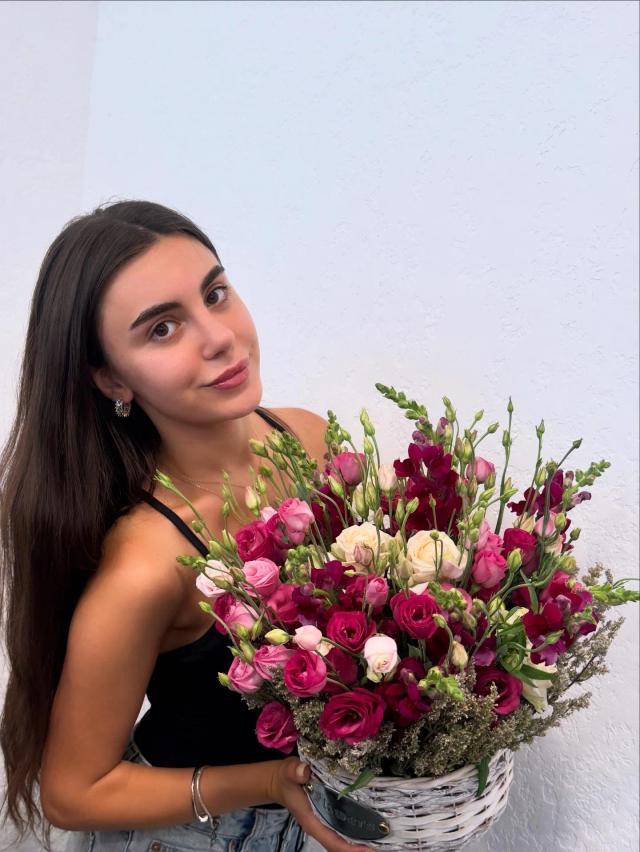 Flowers in a basket | ծաղիկներ, ծաղկեպսակներ, բույսեր - առաքում Երևան
