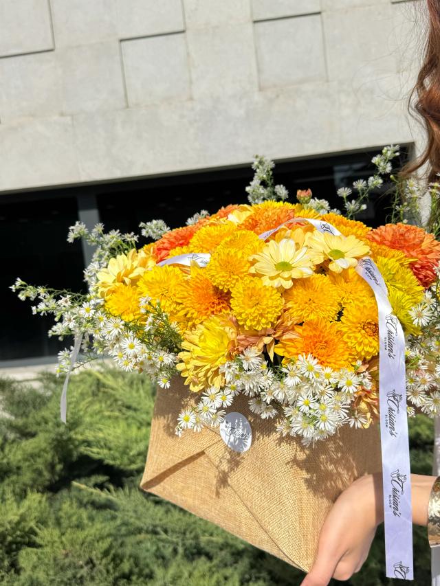 Chrysanthemums in a box | ծաղիկներ, ծաղկեպսակներ, բույսեր - առաքում Երևան