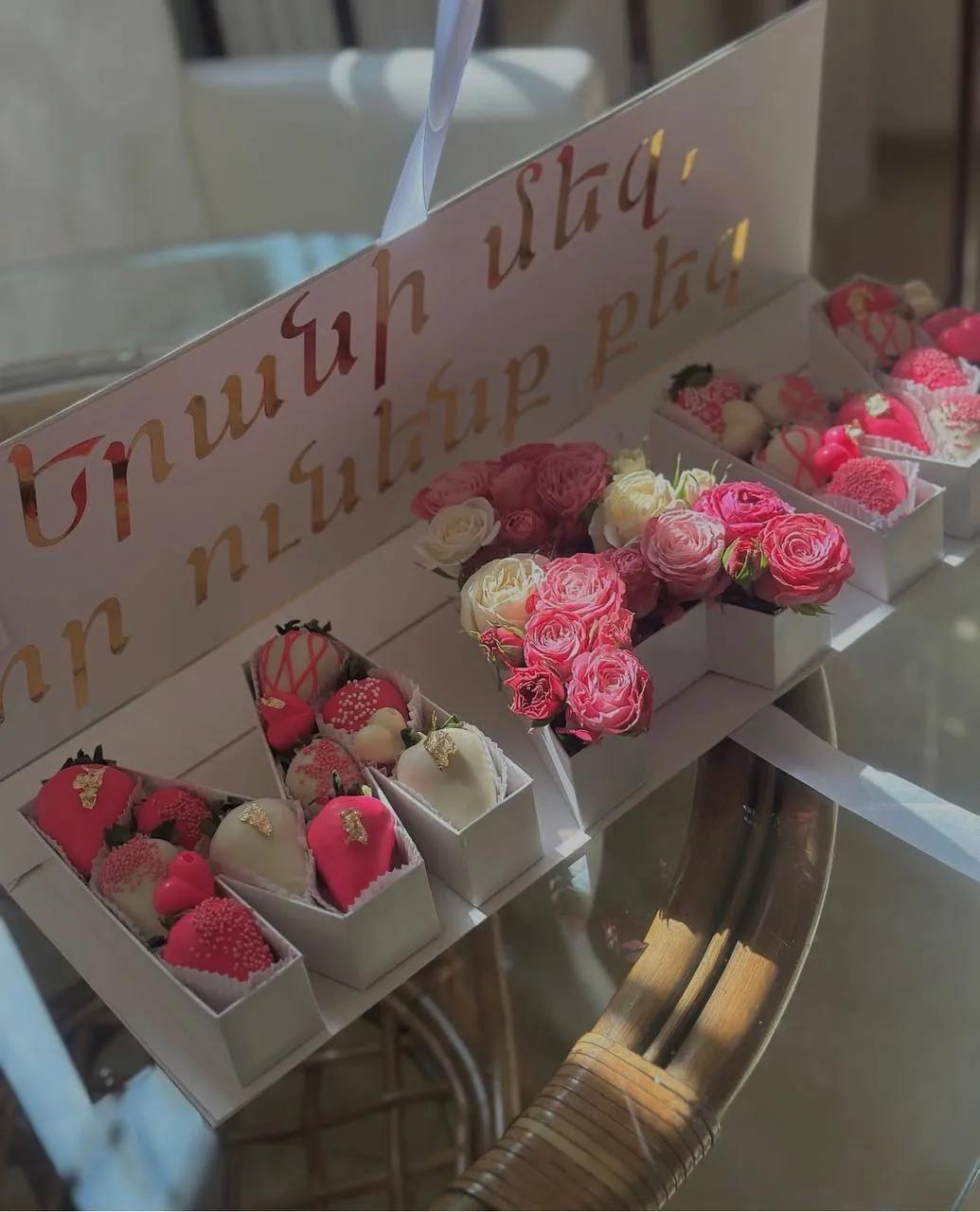 Roses and chocolate covered strawberries in a box | ծաղիկներ, ծաղկեպսակներ, բույսեր Երևան