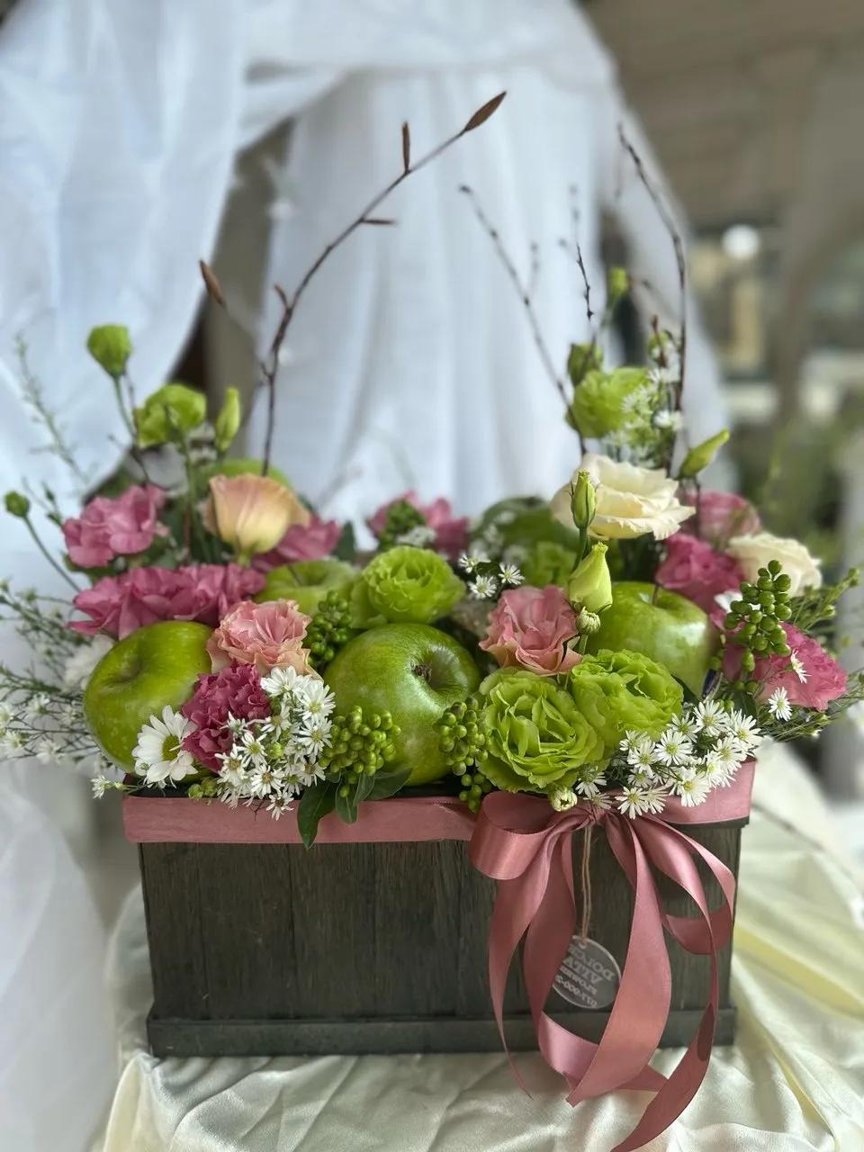 Flower box with fruit combination | ծաղիկներ, ծաղկեպսակներ, բույսեր Երևան Flower box with fruit combination | ծաղիկներ, ծաղկեպսակներ, բույսեր Երևան