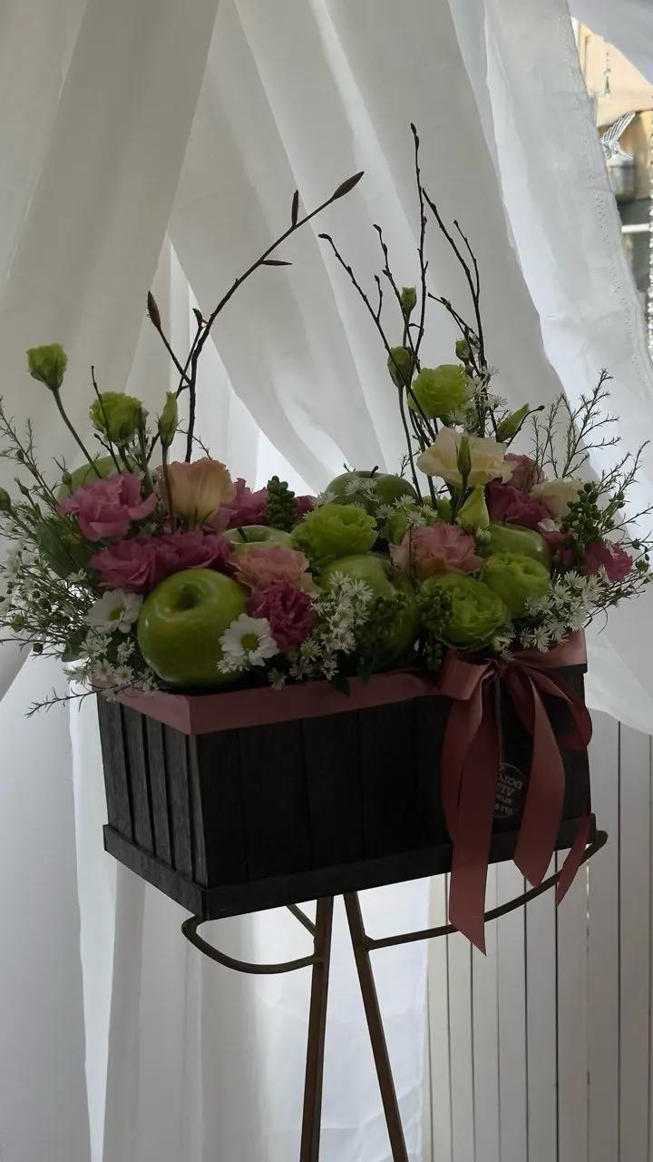 Flower box with fruit combination | ծաղիկներ, ծաղկեպսակներ, բույսեր Երևան Flower box with fruit combination | ծաղիկներ, ծաղկեպսակներ, բույսեր Երևան